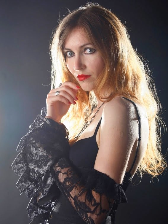 The Girl with the Crystal Eyes: A Seductive Serial Killer is Stalking the Streets of Bologna...